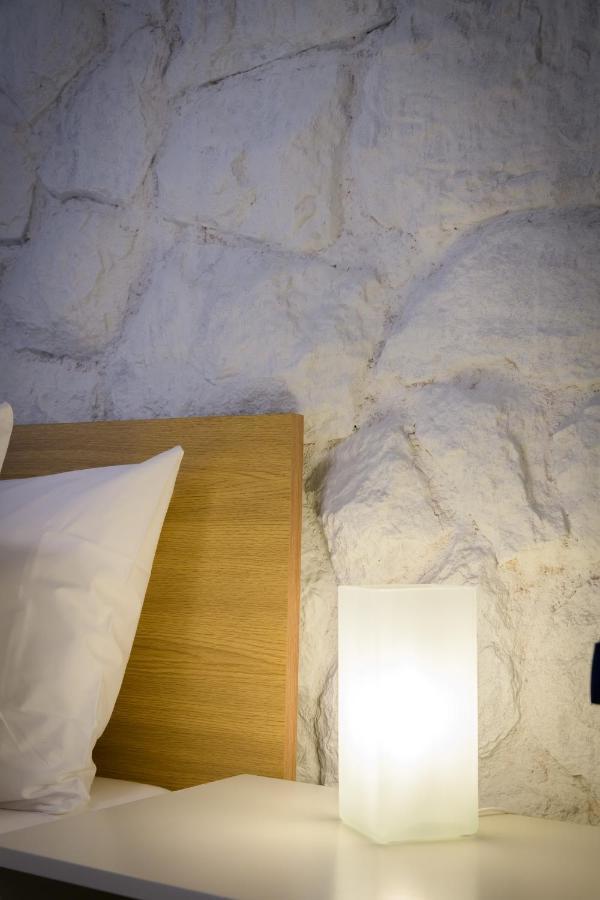Apartamento Fully Renovated Underground Flat In Pagrati Atenas Exterior foto